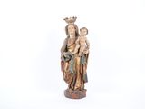 une statue ancienne d'une femme tenant un enfant dans ses bras