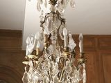 un lustre suspendu au plafond d'une pièce