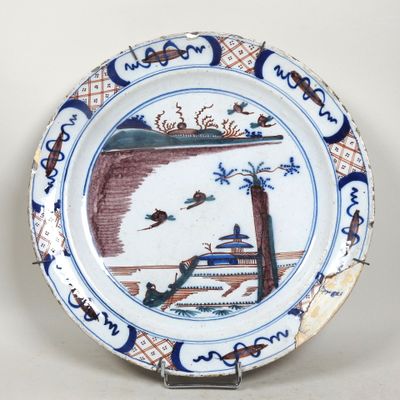 une assiette bleue et blanche décorée d'une peinture