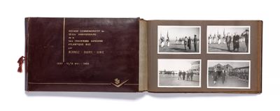 un livre contenant des photos de gens marchant dans la rue