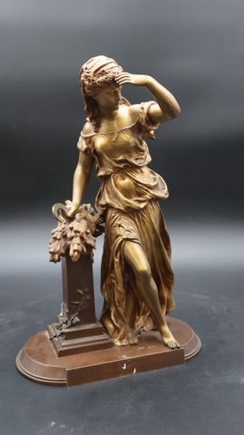 « Jeune femme à la faucille », bronze doré.  H : 36 