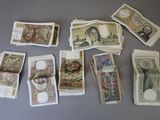 de nombreux types de papier-monnaie sur la table
