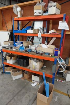 une pièce avec beaucoup de boîtes et de cartons sur les étagères