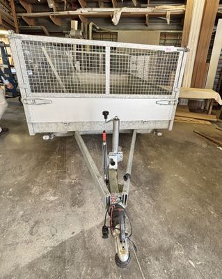 une photo d'un vélo garé dans un garage