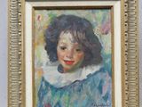 un tableau représentant une jeune fille en robe bleue, dans un cadre doré
