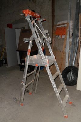 une échelle adossée au mur d'une pièce