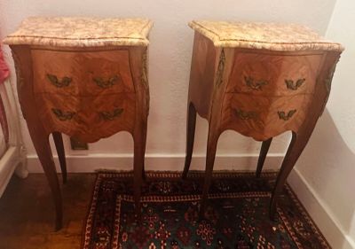 paire de tables de chevet en bois avec plateau en marbre et tiroirs