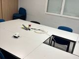une pièce avec une table et des chaises
