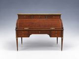un bureau ancien avec un plateau en marbre
