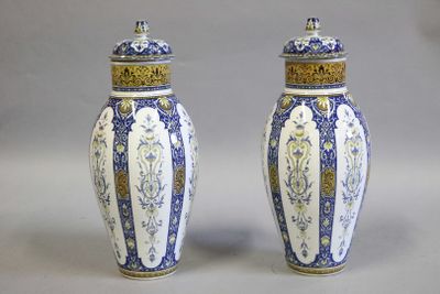 SARREGUEMINES : paire de VASES couverts en faïence à riche d…