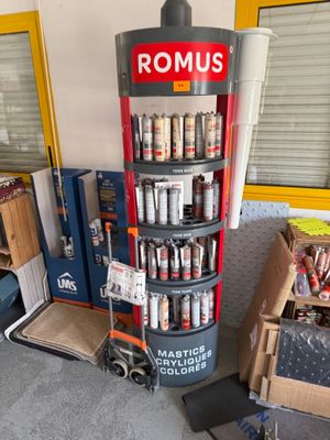 une photo d'une pièce remplie de cartons et de boîtes de conserve