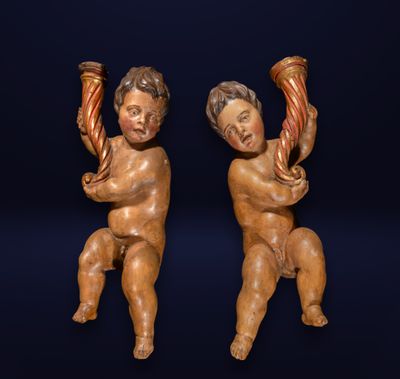 une paire de cendrilles en bois sculpté représentant deux cendrilles