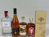 des bouteilles d'alcool et une caisse de spiritueux posées sur une table