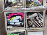 une pile de boîtes posées sur une palette