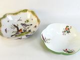 deux bols décorés d'oiseaux, posés sur une table