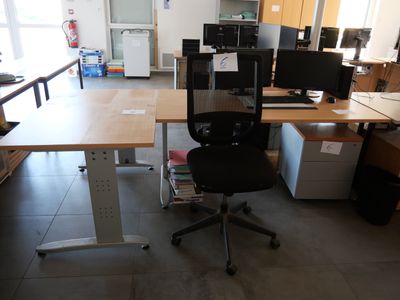 Un bureau mélaminé avec son caisson et fauteuil tissus, on y…