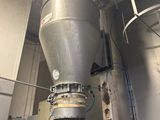 une grande machine qui se trouve à l'intérieur d'un bâtiment