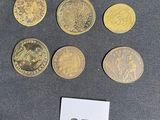cinq types de pièces différents posés sur une table, accompagnés d'une étiquette de prix