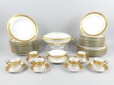 beaucoup d'assiettes, de tasses et de soucoupes sur la table