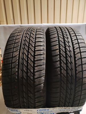 deux pneus sont empilés l'un sur l'autre sur un chariot