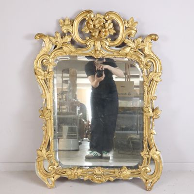 une femme se prenant en photo dans un miroir