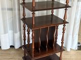 une étagère en bois surmontée de trois tablettes