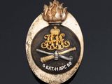 une image représentant un insigne orné d'une couronne et de deux épées croisées
