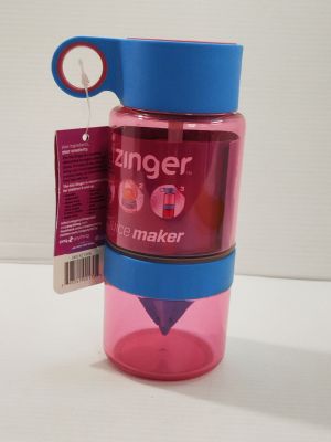 une gourde rose avec un bouchon bleu posée sur une table blanche