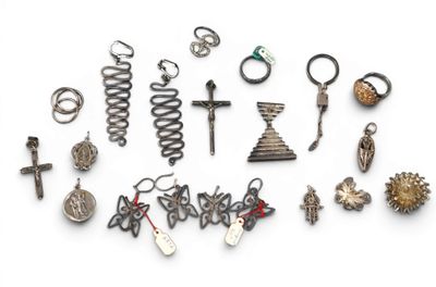 de nombreux types de bijoux exposés sur un fond blanc