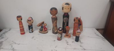 beaucoup de jouets en bois posés sur une table