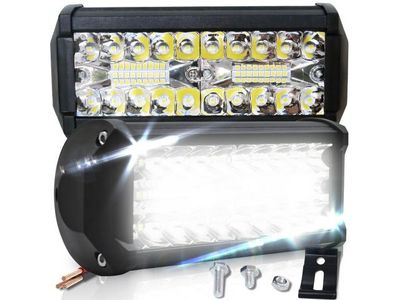 un gros plan sur une paire de lampes sur fond blanc
