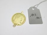 une pièce d'or à laquelle est attachée une étiquette