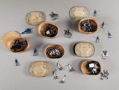 beaucoup de petits soldats de plomb qui se trouvent dans un bol