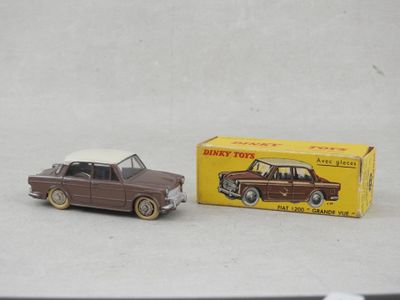 une image représentant une petite voiture et une boîte posées sur une table