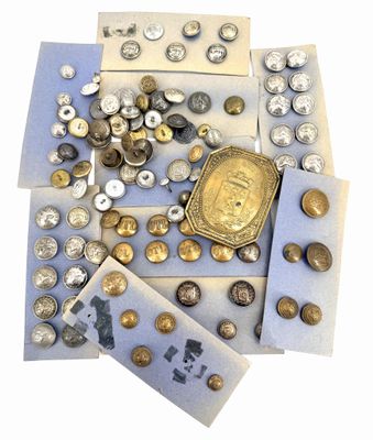 de nombreux types de boutons différents et des boutons disposés sur une table