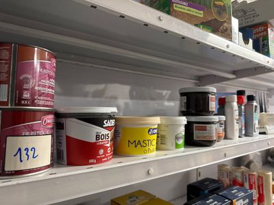 de nombreux types de peinture différents dans les rayons du magasin