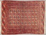 un tapis rouge et noir à motifs
