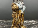 l'image d'une statue représentant une femme tenant un bébé dans ses bras