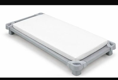 un petit lit recouvert d'un drap blanc