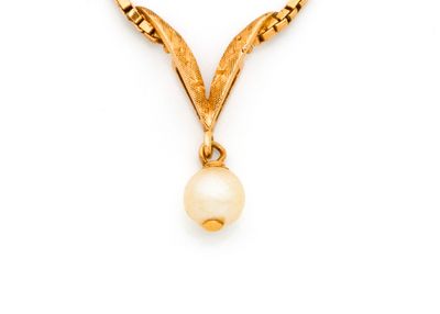 un gros plan d'un collier orné d'une perle