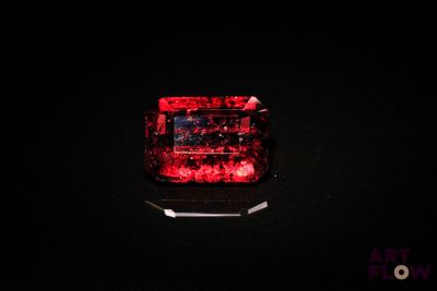 un gros plan d'une lumière rouge sur une surface noire