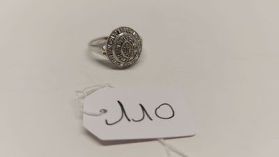 une photo d'une bague et d'une étiquette de prix posées sur une table