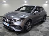 Un SUV Mercedes GLA dans un showroom au sol à damier