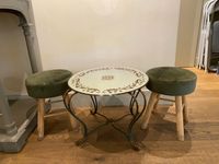Table basse circulaire, le plateau en verre églomisé à décor…