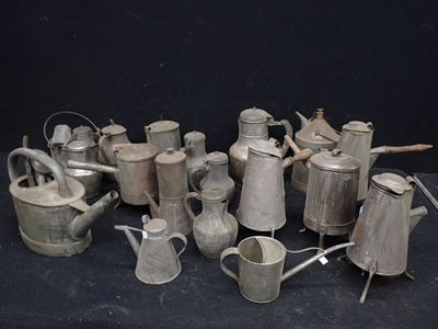 beaucoup de vieux objets en métal posés sur une table