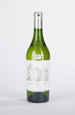 la bouteille de vin blanc est posée sur une surface blanche