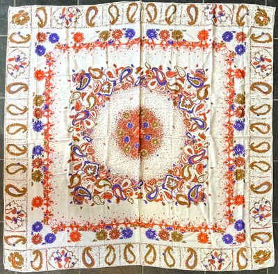 YVES SAINT LAURENT. Châle en twill de soie imprimée à décor …