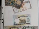 un classeur contenant tout un tas de notes diverses