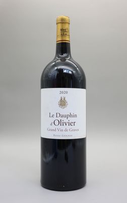 une bouteille de vin posée sur une table blanche
