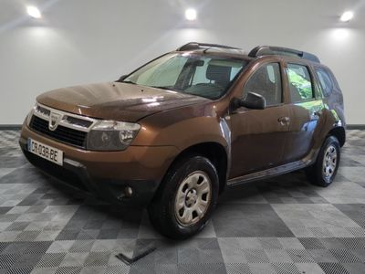 une photo d'une dacia marron garée sur un sol en damier